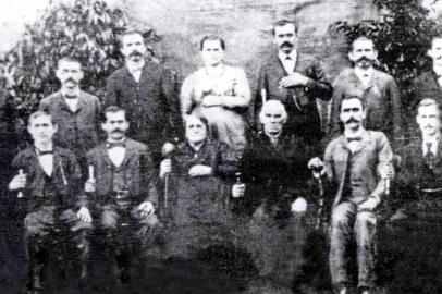   Na foto, de 1900, aparecem em pé: João, Antonio, Sante Leopoldo, Angela, Angelo, José e Francisco; sentados estão: Felice, Pelegrino, Luigia (a matriarca), Valentino (o patriarca), Luis e Domingos