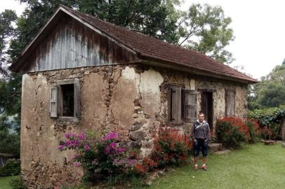  foto daquela que deve ser a casa mais antiga, ainda existente, construída por imigrante italianos, em 1877.Esta casa está localizada na Estrada do Imigrante, no interior de Caxias do Sul.Pertence à família Bonnet.