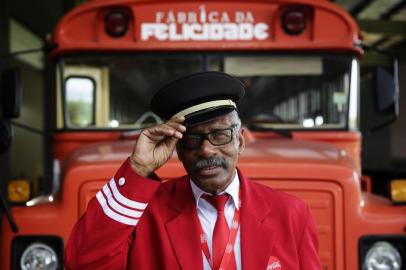  PORTO ALEGRE, RS, BRASIL, 08-03-2019: Valdemar Villela dirige o ônibus que leva visitantes para conhecer a fábrica da Coca-Cola, na zona norte. Ele trabalha há 47 anos na empresa. (Foto: Mateus Bruxel / Agência RBS)