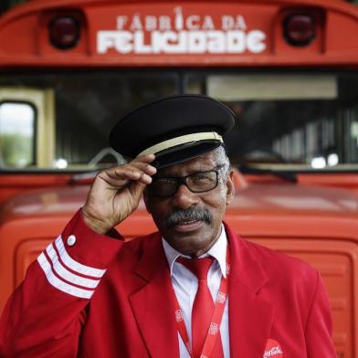  PORTO ALEGRE, RS, BRASIL, 08-03-2019: Valdemar Villela dirige o ônibus que leva visitantes para conhecer a fábrica da Coca-Cola, na zona norte. Ele trabalha há 47 anos na empresa. (Foto: Mateus Bruxel / Agência RBS)