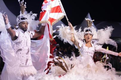 Imperadores do Samba desfilou no segundo dia de Carnaval no Porto Seco