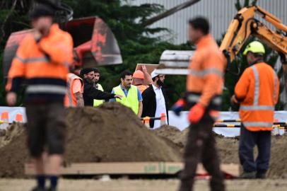 Representantes da comunidade islâmica e operários preparam as covas para vítimas do atentado em Christchurch, na Nova Zelândia (Photo by Anthony WALLACE / AFP)