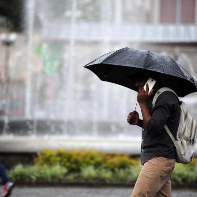  CAXIAS DO SUL, RS, BRASIL Chuva e frio nas ruas de Caxias do Sul em pleno março. (Felipe Nyland/Agência RBS)