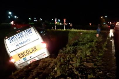 TABAÍ, RS, BRASIL - 17/03/2019: Acidente com micro-ônibus de excursão deixa quatro feridas na BR-386, no Vale do Taquari 