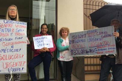 Um grupo de moradores do bairro Serrano, em Caxias do Sul, protestou no início da manhã desta segunda-feira (18) contra a falta de médicos na Unidade Básica de Saúde (UBS) do bairro. 