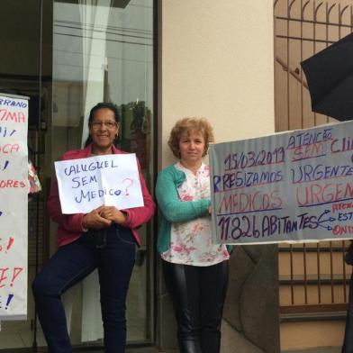 Um grupo de moradores do bairro Serrano, em Caxias do Sul, protestou no início da manhã desta segunda-feira (18) contra a falta de médicos na Unidade Básica de Saúde (UBS) do bairro. 