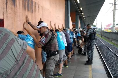 SAPUCAIA DO SUL, RS, BRASIL - 18/03/2019: Torcedores são abordados pela Brigada Militar em Sapucaia do Sul