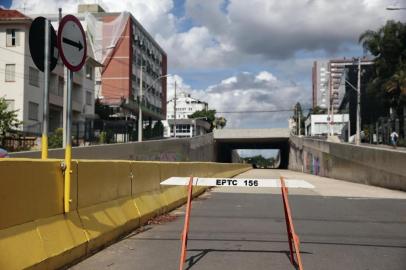  PORTO ALEGRE, RS, BRASIL - 2019.01.21 - Empresários conseguem material suficiente para concluir passagem da trincheira da Cristóvão Colombo. (Fotos: ANDRÉ ÁVILA/ Agência RBS)