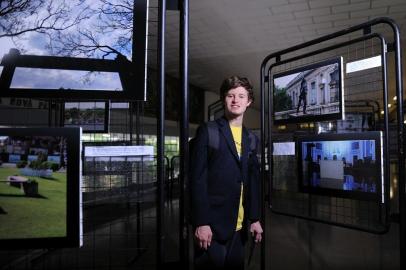  CAXIAS DO SUL, RS, BRASIL, 18/03/2019 - João Vicente tem Síndrome de Down e encontrou na fotografia uma forma de se expressar. Ele está expondo suas fotos no mezanino da Prefeitura de Caxias do Sul. a exposição de chama Formas & Cor. (Marcelo Casagrande/Agência RBS)