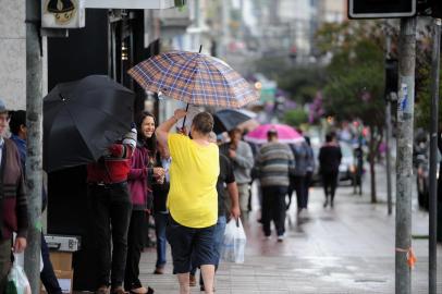  CAXIAS DO SUL, RS, BRASIL Chuva e frio nas ruas de Caxias do Sul em pleno março. (Felipe Nyland/Agência RBS)