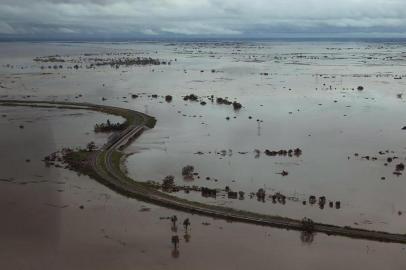 This handout picture taken and released on March 18, 2019, by the Mission Aviation Fellowship shows flooding in areas affected by Cyclone Idai in Beira. - A cyclone that ripped across  Mozambique and Zimbabwe has killed at least 162 people with scores more missing and caused massive and horrifying destruction in the Mozambican city of Beira, authorities and the Red Cross said on March 18, 2019. Cyclone Idai tore into the centre of Mozambique on the night of March 14 before barreling on to neighbouring Zimbabwe, bringing flash floods and ferocious winds, and washing away roads and houses. The Red Cross said 90 percent of Beira and its surrounds are damaged or destroyed. (Photo by Rick EMENAKET / Mission Aviation Fellowship / AFP) / RESTRICTED TO EDITORIAL USE - MANDATORY CREDIT AFP PHOTO / MISSION AVIATION FELLOWSHIP / RICK EMENAKET - NO MARKETING NO ADVERTISING CAMPAIGNS - DISTRIBUTED AS A SERVICE TO CLIENTS --- NO ARCHIVE ---