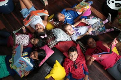  PORTO ALEGRE-RS- BRASIL- 13/03/2019- Projetos de incentivo à leitura realizados pela escola. Biblioteca Mário quintana, acaba de receber, do pai de um ex-aluno, dezenas de almofadas para que as crianças fiquem mais confortáveis para ler.  FOTO FERNANDO GOMES/ ZERO HORA.