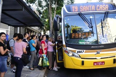  PORTO ALEGRE,RS,BRASIL.2019-03-15.Linha T9 da Carris,passageiros reclamam que esta sempre atrassado, e sempre lotado,na prada da Rua Carazinho,muitos passageiros não conseguiram embarcar, e ficaram na parada a espera de outro.(RONALDO BERNARDI/AGENCIA RBS).