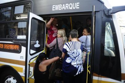  PORTO ALEGRE,RS,BRASIL.2019-03-15.Linha T9 da Carris,passageiros reclamam que esta sempre atrassado, e sempre lotado,na prada da Rua Carazinho,muitos passageiros não conseguiram embarcar, e ficaram na parada a espera de outro.(RONALDO BERNARDI/AGENCIA RBS).