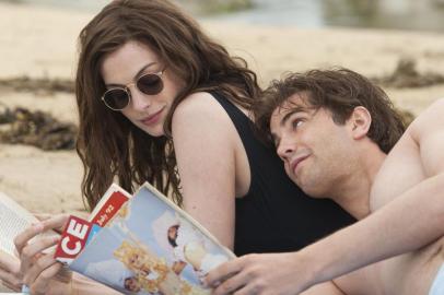 Um Dia (One Day, EUA, 2011)Diretor(es): Lone ScherfigElenco: Anne Hathaway, Jim SturgessSINOPSE: Após passarem a noite juntos justamente no dia da festa de formatura, Dexter e Emma decidem repetir o encontro a cada ano, sempre na mesma data. A ideia é saber como cada um está vivendo sua vida com o passar do tempo.