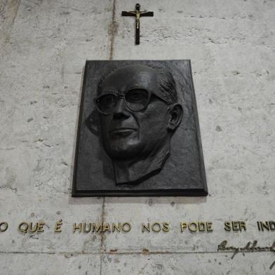  CAXIAS DO SUL, RS, BRASIL 19/03/2019entrada da Casa da Cultura, busto do Percy Vargas de Abreu e Lima. Foi colocado um crucifixo acima da obra. (Felipe Nyland/Agência RBS)