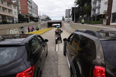  PORTO ALEGRE, RS, BRASIL, 19/03/2019- Liberada trincheira da avenida Cristóvão Colombo.(FOTOGRAFO: MATEUS BRUXEL / AGENCIA RBS)