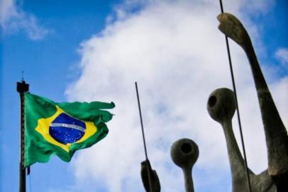 Hoje é o Dia da BandeiraEm 19 de novembro comemora-se o Dia da Bandeira do Brasil. Com o fim do período Imperial (1822-1889), após a Proclamação da República, a bandeira que representava o império foi substituída. Em Brasília, permanentemente hasteada a 100 metros do chão, está a maior bandeira do país mede 286 metros quadrados e está presa a um mastro especial. Com hastes metálicas que representam os Estados, foi construído como símbolo de diálogo e de convergência de todas as unidades da federação e dos três poderes da República. Na base do mastro está escrito: ¿Sob a guarda do povo brasileiro, nesta Praça dos Três Poderes, a Bandeira, sempre no alto ¿ visão permanente da Pátria¿. Como curiosidade, existem dois cabos de aço. Uma nova bandeira é hasteada até chegar ao topo e só depois a bandeira que permaneceu durante aquele mês é descerrada. Quase sempre ela apresenta rasgos pelo forte vento que sofre naquela altura. A cerimônia é aberta ao público e as três forças (Exército, Marinha e Aeronáutica) fazem rodízio para sua execução. Você conhece todos os símbolos da Pátria?Se hoje é o Dia da Bandeira, o dia 18 de setembro é o Dia dos Símbolos da Pátria. E embora a bandeira e o Hino Nacional (cujo dia é 13 de abril) sejam os mais conhecidos, temos ainda o Selo Nacional e o Brasão da República. Todos têm suas funções mas, objetivamente, representam nossa pátria onde quer que se apresentem e como tal devem ser conhecidos e respeitados.  Conhecer um pouco de nossa história é muito importante para reforçar nosso sentimento de Pátria, de Nação e de Cidadania.