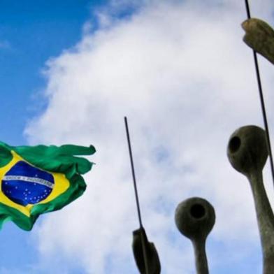 Hoje é o Dia da BandeiraEm 19 de novembro comemora-se o Dia da Bandeira do Brasil. Com o fim do período Imperial (1822-1889), após a Proclamação da República, a bandeira que representava o império foi substituída. Em Brasília, permanentemente hasteada a 100 metros do chão, está a maior bandeira do país mede 286 metros quadrados e está presa a um mastro especial. Com hastes metálicas que representam os Estados, foi construído como símbolo de diálogo e de convergência de todas as unidades da federação e dos três poderes da República. Na base do mastro está escrito: ¿Sob a guarda do povo brasileiro, nesta Praça dos Três Poderes, a Bandeira, sempre no alto ¿ visão permanente da Pátria¿. Como curiosidade, existem dois cabos de aço. Uma nova bandeira é hasteada até chegar ao topo e só depois a bandeira que permaneceu durante aquele mês é descerrada. Quase sempre ela apresenta rasgos pelo forte vento que sofre naquela altura. A cerimônia é aberta ao público e as três forças (Exército, Marinha e Aeronáutica) fazem rodízio para sua execução. Você conhece todos os símbolos da Pátria?Se hoje é o Dia da Bandeira, o dia 18 de setembro é o Dia dos Símbolos da Pátria. E embora a bandeira e o Hino Nacional (cujo dia é 13 de abril) sejam os mais conhecidos, temos ainda o Selo Nacional e o Brasão da República. Todos têm suas funções mas, objetivamente, representam nossa pátria onde quer que se apresentem e como tal devem ser conhecidos e respeitados.  Conhecer um pouco de nossa história é muito importante para reforçar nosso sentimento de Pátria, de Nação e de Cidadania.