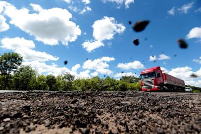  VENANCIO AIRES- RS- BRASIL- 19/03/2019-  A estrada RSC 287  que será  concedida pelo governo do Estado à iniciativa privada. A rodovia mais que passa por municípios como Santa Cruz do Sul e Venâncio Aires. Asfalto esfarelado em VeNâncio Aires.   FOTO FERNANDO GOMES/ ZERO HORA.