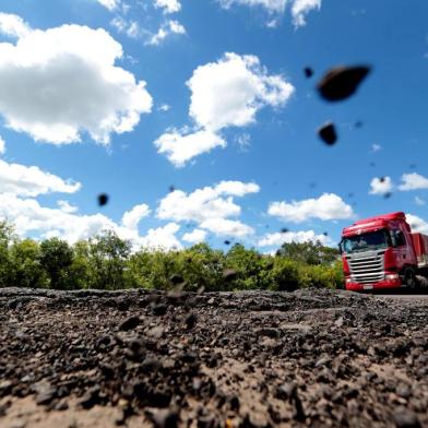  VENANCIO AIRES- RS- BRASIL- 19/03/2019-  A estrada RSC 287  que será  concedida pelo governo do Estado à iniciativa privada. A rodovia mais que passa por municípios como Santa Cruz do Sul e Venâncio Aires. Asfalto esfarelado em VeNâncio Aires.   FOTO FERNANDO GOMES/ ZERO HORA.