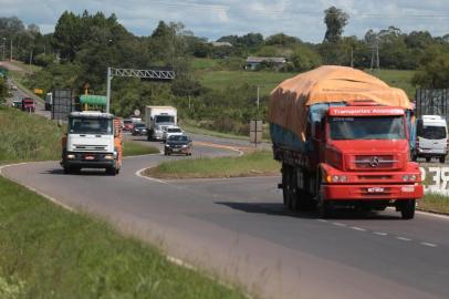  VENÃNCIO AIRES- RS- BRASIL- 19/03/2019-  A estrada RSC 287  que será  concedida pelo governo do Estado à iniciativa privada. A rodovia mais que passa por municípios como Santa Cruz do Sul e Venâncio Aires. Trecho em Venâncio Aires- RS, movimento de caminhões e veículos pequenos.  FOTO FERNANDO GOMES/ ZERO HORA.