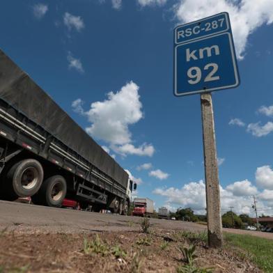  SANTA CRUZ DO SUL- RS- BRASIL- 19/03/2019-  A estrada RSC 287  que será  concedida pelo governo do Estado à iniciativa privada. A rodovia mais que passa por municípios como Santa Cruz do Sul e Venâncio Aires. Empreiteira faz consertos no asfalto  entre os  KM  91  e 93 causando engarrafamentos na rodovia.   FOTO FERNANDO GOMES/ ZERO HORA.