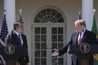  US President Donald Trump gestures during a joint press conference with Brazil's President Jair Bolsonaro (L) in the Rose Garden at the White House on March 19, 2019 in Washington, DC. (Photo by Jim WATSON / AFP)Editoria: POLLocal: WashingtonIndexador: JIM WATSONSecao: politics (general)Fonte: AFPFotógrafo: STF