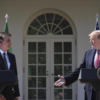  US President Donald Trump gestures during a joint press conference with Brazil's President Jair Bolsonaro (L) in the Rose Garden at the White House on March 19, 2019 in Washington, DC. (Photo by Jim WATSON / AFP)Editoria: POLLocal: WashingtonIndexador: JIM WATSONSecao: politics (general)Fonte: AFPFotógrafo: STF