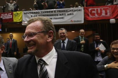  PORTO ALEGRE, RS, BRASIL 27/10/2015 - A base de opisição ao governo comemora o adiamento da votação das RPVs. Na foto da esquerda para a direita: Pedro Ruas (PT), Adão Vila Verde (PT), Luiz Fernando Mainardi (PT) lider da bancada de oposição. (FOTO: DIEGO VARA, AGÊNCIA RBS).