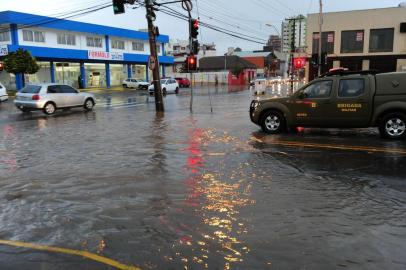  CAXIAS DO SUL, RS, BRASIL (11/07/2016) Chuva Forte 2016. Chuva forte alaga trecho da rua Matteo Gianella com Cristóforo Rando.   (Roni Rigon/pioneiro)