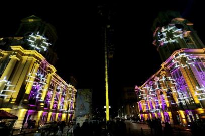  PORTO ALEGRE, RS, BRASIL, 19-05-2017. Noite dos Museus agita Porto Alegre neste sábado, por conta da chuva alguns shows foram prejudicados e foram transferidos para outro local as opções gastronômicas foram canceladas. Local da foto: Praça da Alfandega (FOTO: ANDERSON FETTER/AGÊNCIA BRS)