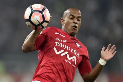  Marcos Rocha (L) of Brazils Atletico Mineiro, vies for the ball with Serginho (R) of Bolivias Jorge Wilstermann, during their 2017 Copa Libertadores match held at Mineirao stadium, in Belo Horizonte, Brazil, on August 9, 2017. (Photo by DOUGLAS MAGNO / AFP)Editoria: SPOLocal: Belo HorizonteIndexador: DOUGLAS MAGNOSecao: soccerFonte: AFPFotógrafo: STR