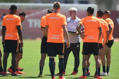 Odair Hellmann conversa com jogadores do Inter no CT Parque Gigante