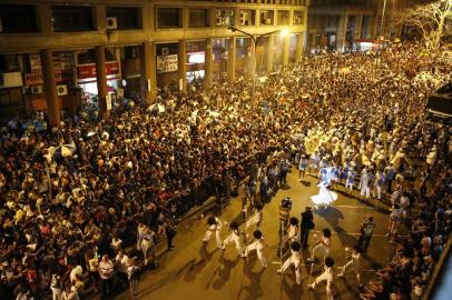  PORTO ALEGRE, RS, BRASIL, 23-01-2015: Escolas de samba do carnaval portoalegrense participam da tradicional Descida Borges, no centro da Capital. A Descida da Borges resgata a tradição dos antigos carnavais de rua do centro da Porto Alegre. (Foto: Adriana Franciosi/Agência RBS, SUA VIDA)