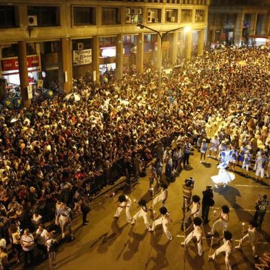  PORTO ALEGRE, RS, BRASIL, 23-01-2015: Escolas de samba do carnaval portoalegrense participam da tradicional Descida Borges, no centro da Capital. A Descida da Borges resgata a tradição dos antigos carnavais de rua do centro da Porto Alegre. (Foto: Adriana Franciosi/Agência RBS, SUA VIDA)