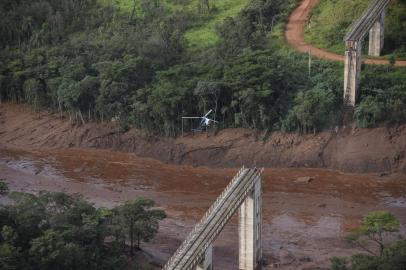  Rescuers work in the search for victims after the collapse of a dam, which belonged to Brazils giant mining company Vale, near the town of Brumadinho in southeastern Brazil, on January 25, 2019. - A dam collapse in southeast Brazil unleashed a torrent of mud on a riverside town and surrounding farmland Friday, destroying houses, leaving 200 people missing and raising fears of a number of deaths, according to officials. (Photo by Douglas Magno / AFP)Editoria: DISLocal: BrumadinhoIndexador: DOUGLAS MAGNOSecao: accident (general)Fonte: AFPFotógrafo: STR