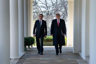  Brazil's President Jair Bolsonaro and US President Donald Trump walk to a press conference in the Rose Garden of the White House March 19, 2019 in Washington, DC. (Photo by Brendan Smialowski / AFP)Editoria: POLLocal: WashingtonIndexador: BRENDAN SMIALOWSKISecao: politics (general)Fonte: AFPFotógrafo: STF