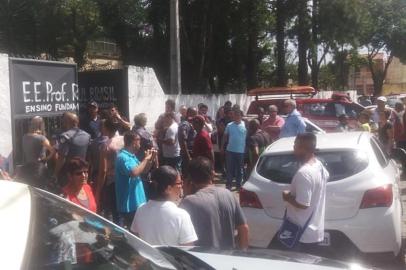 Tiros deixam oito feridos em escola de Suzano; há crianças entre as vítimas, diz políciaSP - ESCOLA/SUZANO/TIROTEIO - GERAL - Movimento em frente ao portão da Escola Estadual Raul Brasil de Suzano, na Grande São Paulo, após tiroteio ocorrido nesta quarta-feira, 13. Segundo  informações iniciais, oito pessoas teriam morrido, incluindo alunos. De acordo com o Censo Escolar de 2017, a instituição possui 358 alunos da   segunda etapa do   fundamental (6º ao 9º ano) e 693 estudantes do ensino   médio. 13/03/2019 - Foto: WERTHER SANTANA/ESTADÃO CONTEÚDOEditoria: GERALLocal: SUZANOIndexador: WERTHER SANTANAFotógrafo: ESTADÃO CONTEÚDO