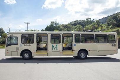 A Neobus desenvolveu para a Auto Viação Santo Angelo, de Curitiba, uma nova versão do seu ônibus urbano New MEGA com cinco portas. 