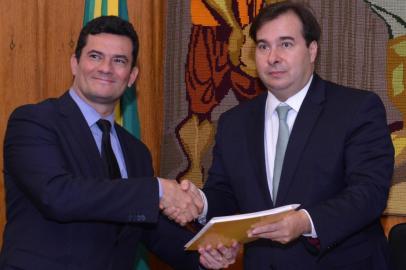 Sergio Moro entregando o projeto anticrime para Rodrigo Maia. Foto: Isaac Amorim/Ministério da Justiça/Divulgação