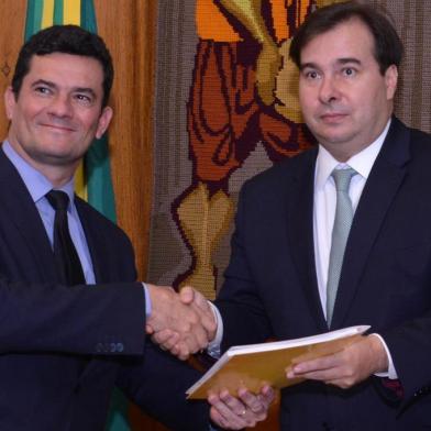 Sergio Moro entregando o projeto anticrime para Rodrigo Maia. Foto: Isaac Amorim/Ministério da Justiça/Divulgação