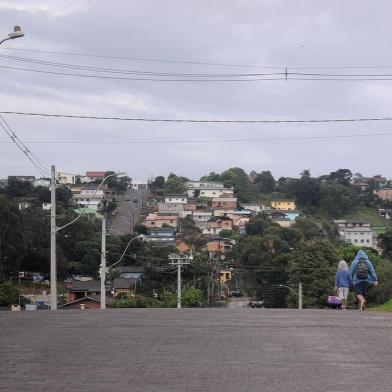  CAXIAS DO SUL, RS, BRASIL, 18/03/2019 - Um ano após a morte da menina Naiara, reportagem refaz o trajeto que a menina fez sozinha naquele trágico dia, para constatar se ainda tem crianças indo sozinhas para escola. (Marcelo Casagrande/Agência RBS)