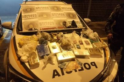 Um homem de 31 anos foi preso por tráfico de drogas em Caxias do Sul na noite de quarta-feira (20). Na moradia dele, no bairro Planalto, os policiais encontraram 642 comprimidos de ecstasy, mais de 8,2kg de cocaína, além de 5,7kg de crack. Uma quantidade menor de maconha também foi apreendida.