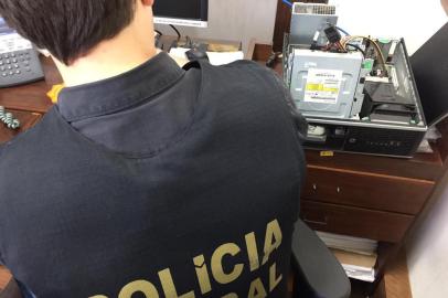 Policiais federais cumprem mandados de busca e apreensão em operação que investiga desvios de recursos federais em convênio entre a UFRGS e a Faurgs