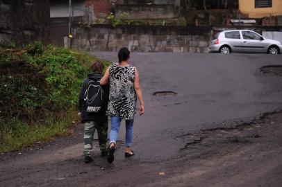  CAXIAS DO SUL, RS, BRASIL, 18/03/2019 - Um ano após a morte da menina Naiara, reportagem refaz o trajeto que a menina fez sozinha naquele trágico dia, para constatar se ainda tem crianças indo sozinhas para escola. (Marcelo Casagrande/Agência RBS)