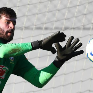 Goleiro Alisson, do Liverpool, treina com a Seleção Brasileira no CT do Porto