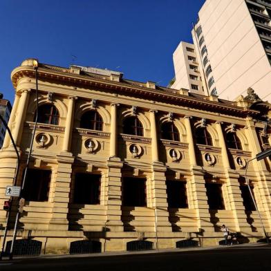  PORTO ALEGRE, RS, BRASIL, 10-12-2015 : Após meses fechada para o público, a Biblioteca Pública do Rio Grande do Sul reabre suas portas na próxima terça-feira (15/12) e acaba de receber de volta seu acervo, que estava na Casa de Cultura Mario Quintana.(Foto: BRUNO ALENCASTRO/Agência RBS, Editoria Segundo Caderno)