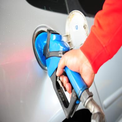  CAXIAS DO SUL, RS, BRASIL, 19/02/2019. Blitz do Pioneiro nos preços da gasolina em Caxias. Carros sendo abastecidos. Bomba de gasolina. (Porthus Junior/Agência RBS)