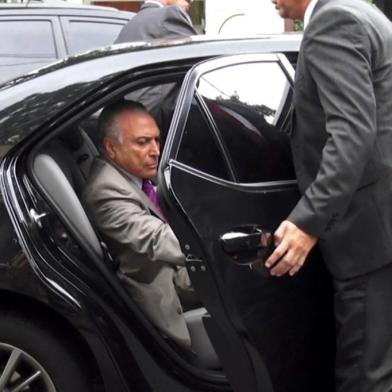  Video grab showing former Brazils president (2016-2018) Michel Temer (R), getting on a vehicle after being arrested on Car Wash probe, on March 21, 2019 , in Sao Paulo metropolitan area in Brazil. - Brazils ex-president Michel Temer was the leader of a criminal organization involved in embezzlement and money laundering, the federal prosecutor alleged Thursday, after the former leader was arrested as part of a sprawling anti-corruption probe. (Photo by HO / BANDTV / AFP)Editoria: CLJLocal: GuarulhosIndexador: HOSecao: policeFonte: BANDTVFotógrafo: STR